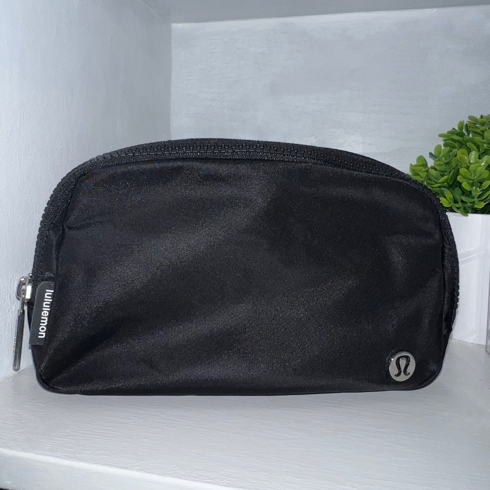 Lululemon everywhere belt bag in black NWOT